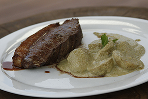 Picanha mal passada com vinagrete de batata bolinha do Carlão