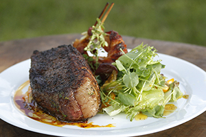 Picanha com salada verde, coroa de bacon e cebola da Katucha