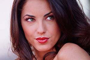 Protagonista da novela Rubi se casa em praia deserta no México