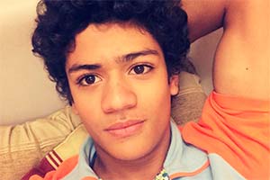 Gabriel Santana, o Mosca de Chiquititas, aparece com look ousado; veja