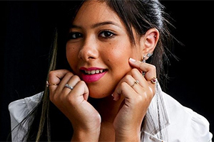 Cínthia Cruz, a Cris, completa 16 anos e toma ovada na escola