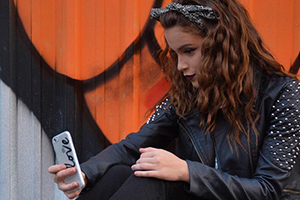 Raissa Chaddad aparece de novo com visual rock n´roll