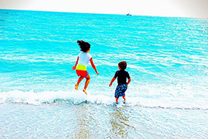 Thalia mostra dia de diversão com os filhos na praia