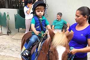 Momento fofo: Filho de Karyn Bravo aprende andar a cavalo <3