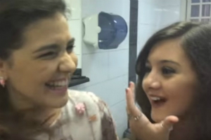 Vídeo: Atriz de Chiquititas faz perguntas bizarras para amiga de Carrossel