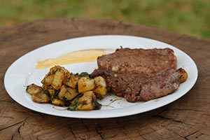 Entrecôte acompanhado de batatas salteadas da Cedeni