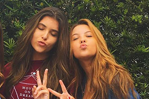 Julia Gomes tieta família Nóbrega e já fica toda "miga" deles