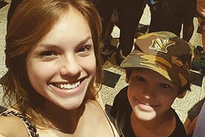 Você sabia? Letícia Navas, a Clarita, tem um irmão igualzinho a ela
