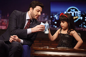Ana Júlia, do Leite Show, faz visita ao SBT