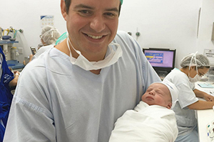  Marido de vilã de Chiquititas mostra rostinho do bebê da atriz