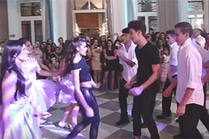 Lívia Inhudes mostra dança de "Grease" na sua festa de 15 anos