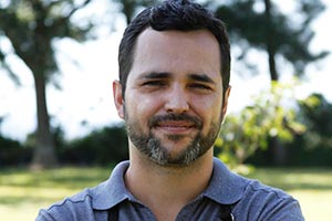 Carlão ensina a preparar o delicioso "Pãoliça"; assista e aprenda