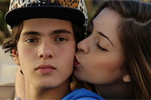 Namoradinho da Cris em Chiquititas aparece bem acompanhado