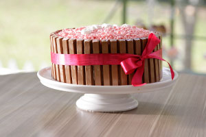 Bolo Chá de Bebê: Bolo branco com bicho de pé e barrinhas de chocolate da Vivian