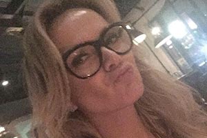 Eliana aparece de óculos de grau e ganha cachoeiras de elogios dos fãs