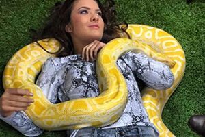 Livia Inhudes posa com cobra gigante e assusta fãs