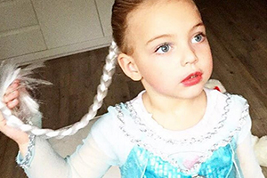 Scheila Mello mostra a filha vestida de Frozen e comove fãs