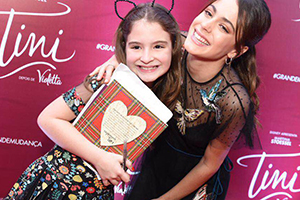 Atrizes do SBT conhecem Martina Stoessel, a Violetta