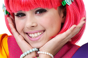 Atriz que fez a Boneca Laurinha aparece de cabelo rosa