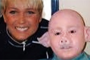 Ator de Chiquititas posta foto com Xuxa! Sabe quem é?