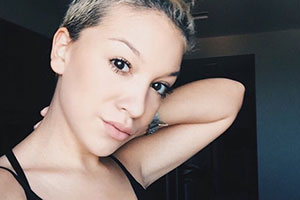 Priscilla Alcantara aparece com cabelo raspado e surpreende fãs