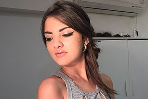 Livia Inhudes aparece de make BAPHO e impressiona fãs na web