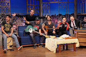 Danilo Gentili recebe a banda Jota Quest nesta quinta-feira