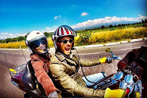 Angelique Boyer e Sebastian Rulli fazem um passeio de moto incrível!