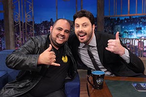 Caio Novaes, o Brogui, cozinha receitas famosas no The Noite desta terça