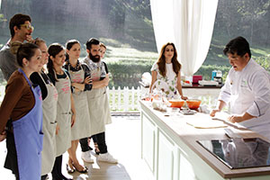 Chef Rogério Shimura é o convidado especial do Bake Off Brasil deste sábado