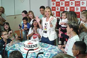 Eliana faz surpresa e visita a AACD 