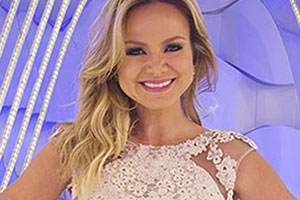 Eliana aparece com novo acessório e arranca suspiros
