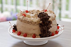 Reinventando a Floresta Negra: Bolo de Chocolate e Licor de Cereja da Noemy