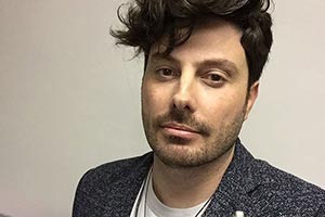 Danilo Gentili se inspira em boy band e adota um "TOPETÃO"