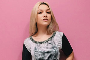 Priscilla Alcantara surpreende e aparece com cabelo SUPER ROSA