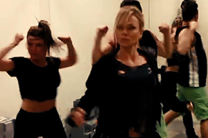 Eliana surpreende e ensaia para fazer Britney Spears no palco