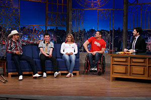 Danilo Gentili recebe atletas paralímpicos no The Noite de hoje