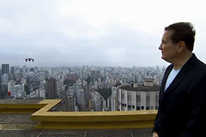 Roberto Cabrini mostra as polêmicas envolvendo o uso de drones pelo mundo
