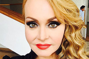 Gaby Spanic surpreende e aparece loiríssima