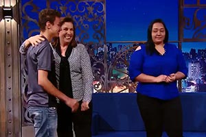 Cris Poli reencontra um dos casos mais difícies do Supernanny no The Noite