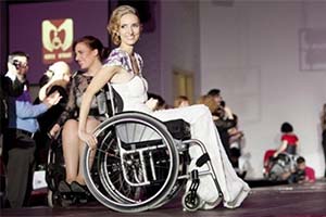 Meninas de cadeiras de rodas participam de desfile de moda