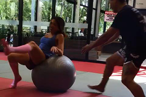 Patricia Abravanel toma tombo durante exercício físico