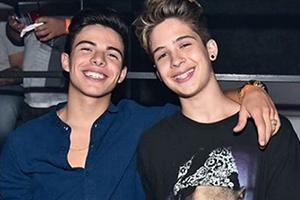 Thomaz Costa e João Gui posam juntos e brincam sobre novo casal
