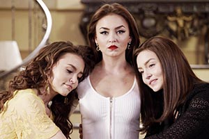 Angelique Boyer conquista o público interpretando trigêmeas 