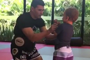 Fofo! Patricia Abravanel mostra o filho de 2 anos já treinando
