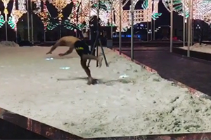 Leo Lins surpreende e pula em piscina de neve