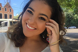 Marcelina de Carrossel ganha elogios com vestido da Disney