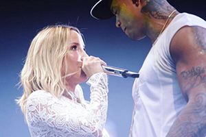 Claudia Leitte divide palco com Leo Santana e ganha declaração