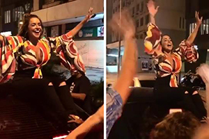 Daniela Mercury canta em cima do carro e é seguida por dezenas de fãs