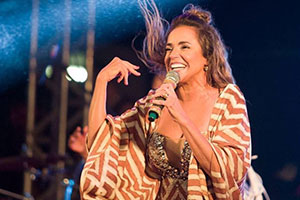 Daniela Mercury e Carla Perez dançam juntas em show